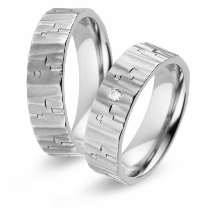 Aufnahme von Titan Eheringen modern strukturiert und matt mit Diamanten 