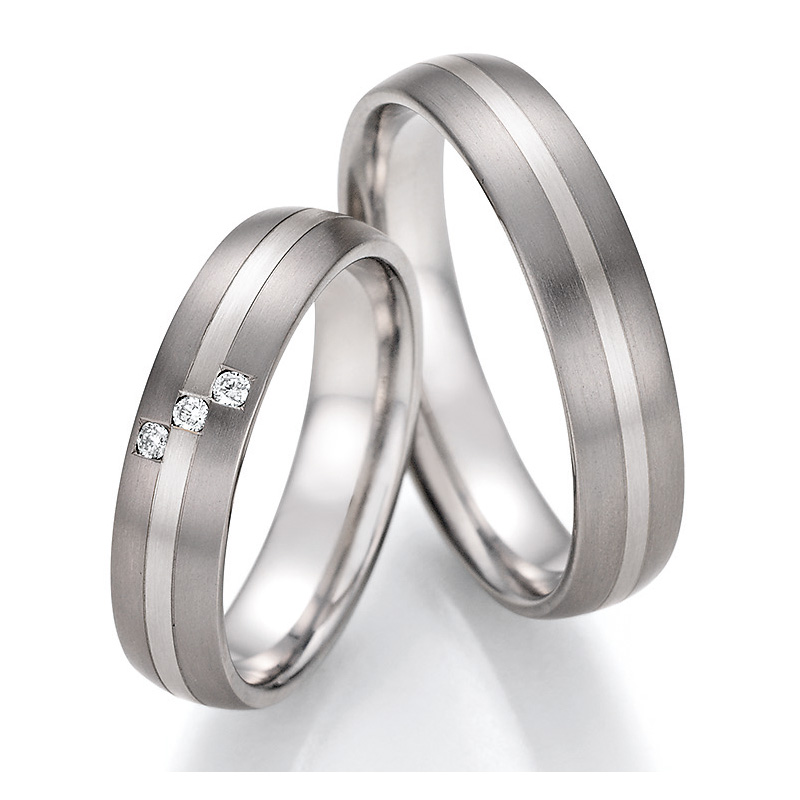 Formschöne Titan & Weißgold Trauringe mit diagonal angeordneten Diamanten 4560112