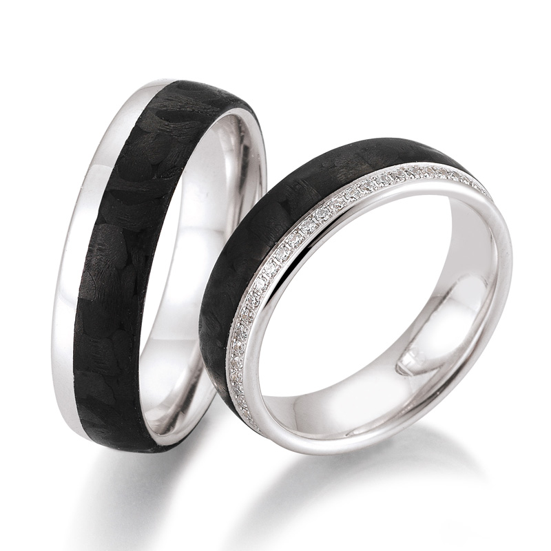 Aufnahme von Eheringen aus Weißgold und Carbon mit vielen Diamanten