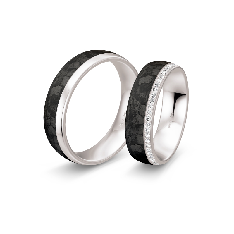Aufnahme von Eheringen aus Weißgold und Carbon mit vielen Diamanten