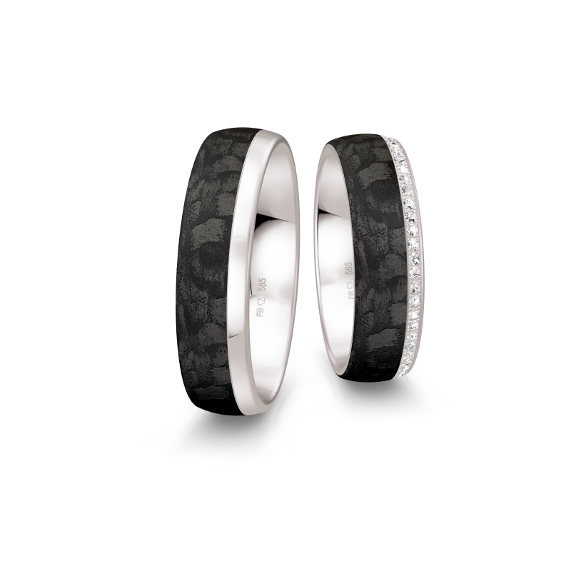 Aufnahme von Eheringen aus Weißgold und Carbon mit vielen Diamanten