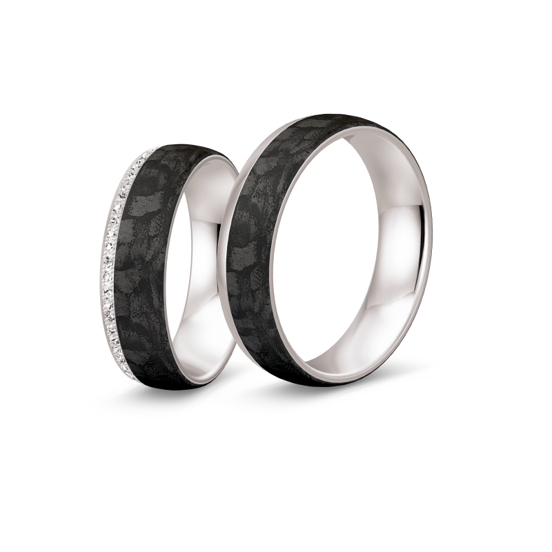 Aufnahme von Eheringen aus Weißgold und Carbon mit vielen Diamanten