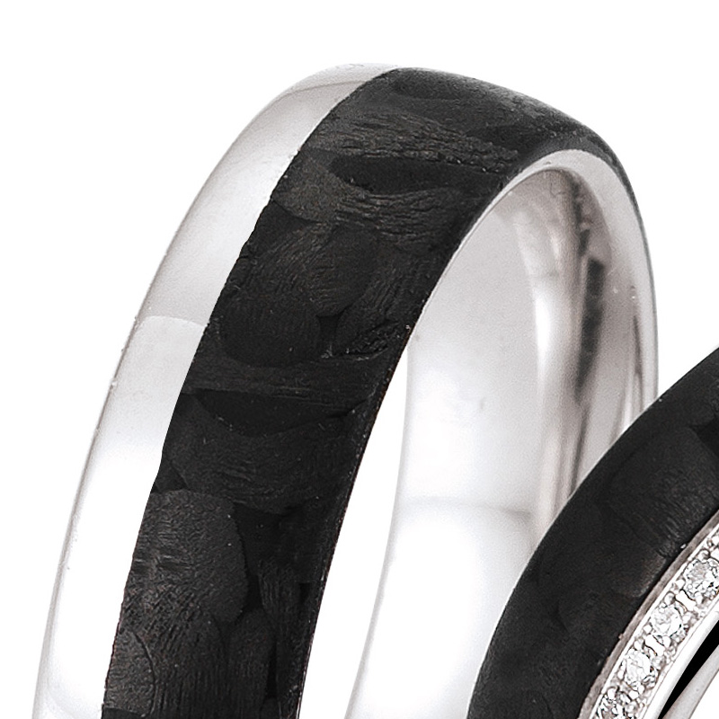 Aufnahme von Eheringen aus Weißgold und Carbon mit vielen Diamanten