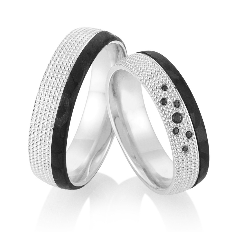 Aufnahme von taktilen Eheringe aus Weißgold und Carbon mit Diamanten und Kreismuster