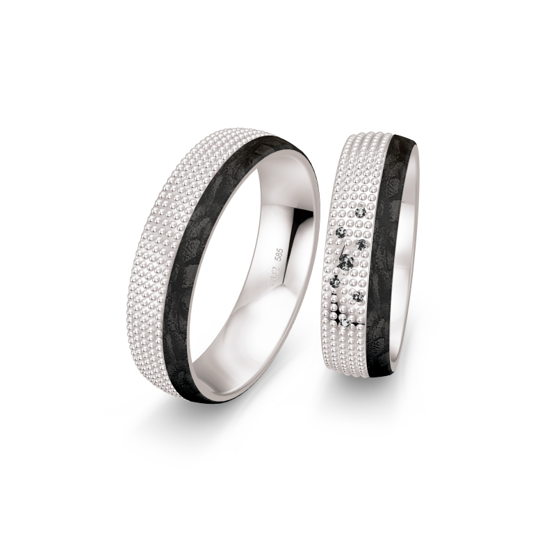 Aufnahme von taktilen Eheringe aus Weißgold und Carbon mit Diamanten und Kreismuster