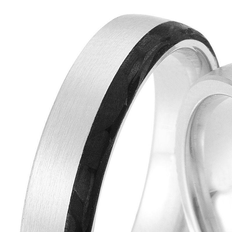 Aufnahme von längsmatten Eheringen aus Weißgold mit Carbonstreifen und Diamanten