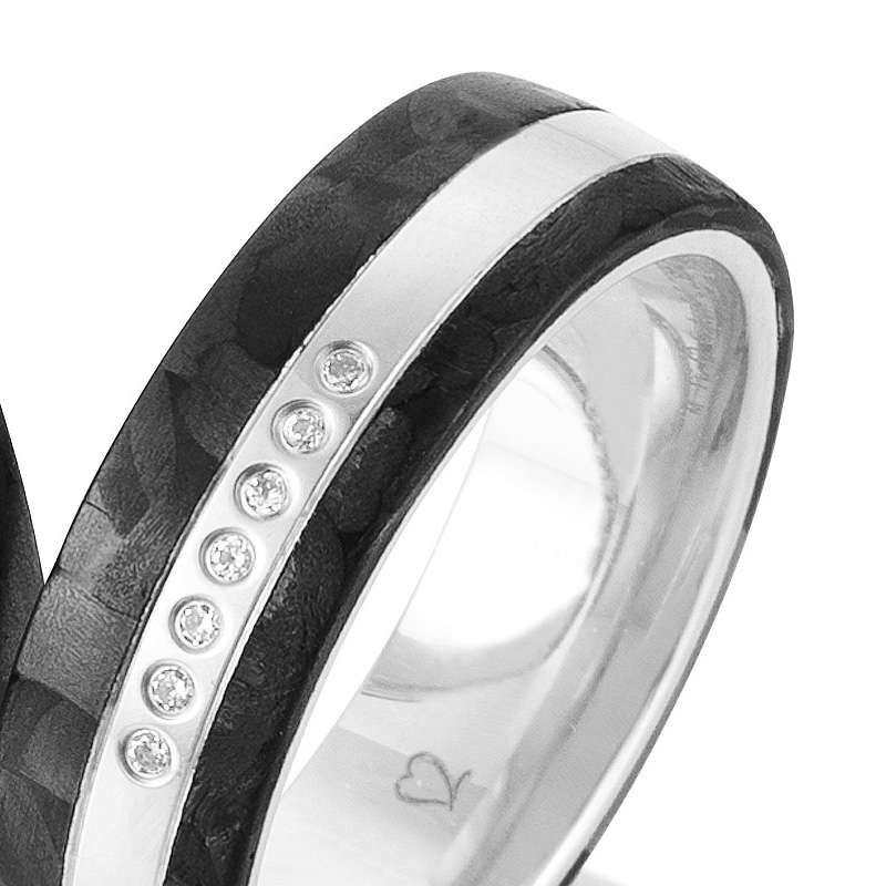 Aufnahme von bicoloren Eheringen aus Weißgold mit Carbon und Diamanten einzeln gefasst