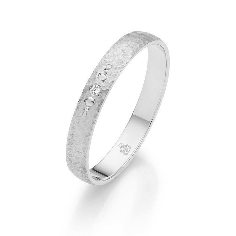 Weißgold Ehering mit Diamanten und seitlichem Kreismuster in Hammerschlag-Design