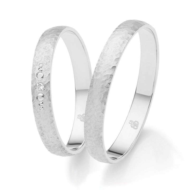 Weißgold Eheringe mit Diamanten und seitlichem Kreismuster in Hammerschlag-Design