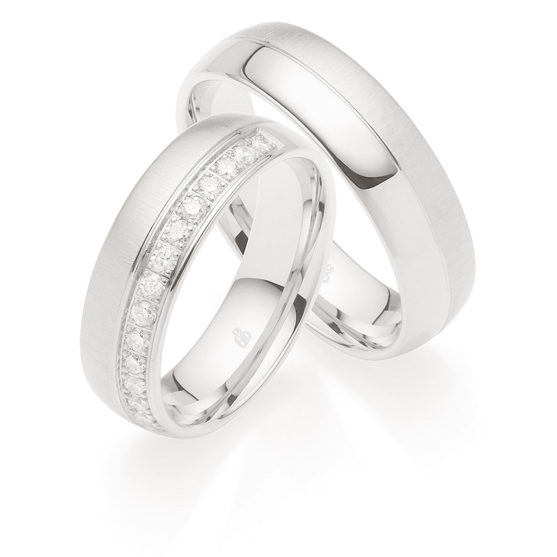 Extravagante Platin Eheringe mit vielen Diamanten und Quermattierung 