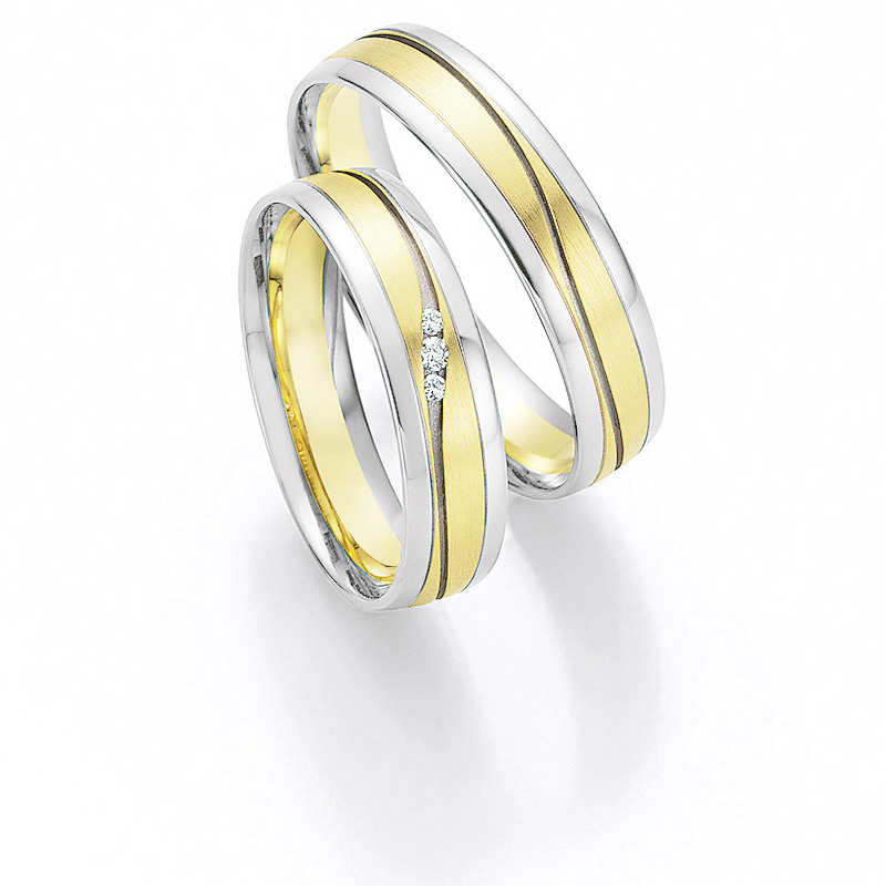 Aufnahme von Fair Trade Eheringen aus Palladium&Gelbgold mit sandmatter Rille und Diamanten 