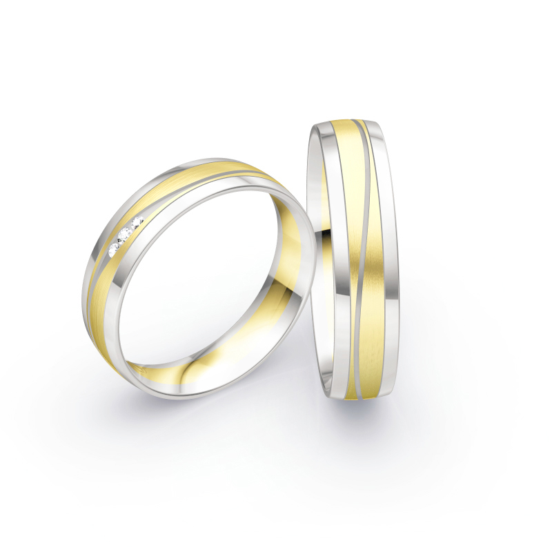 Aufnahme von Fair Trade Eheringen aus Palladium&Gelbgold mit sandmatter Rille und Diamanten 