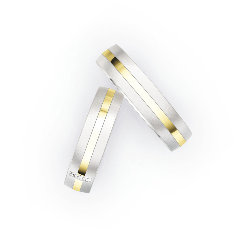 Aufnahme von Eheringen aus Weiß- & Gelbgold mit Diamanten im bicoloren Design matt poliert