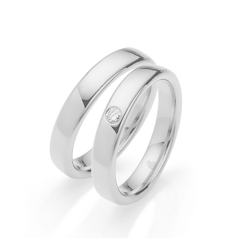 Eheringe aus Platin mit facettiertem Diamanten und Polierung