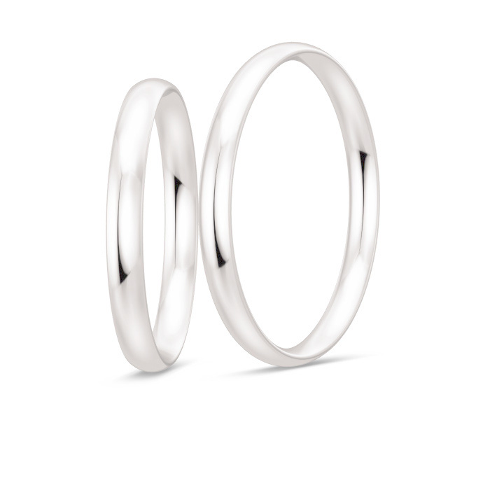 Aufnahme von Eheringen aus Weißgold mit 7 Diamanten und polierter Oberfläche