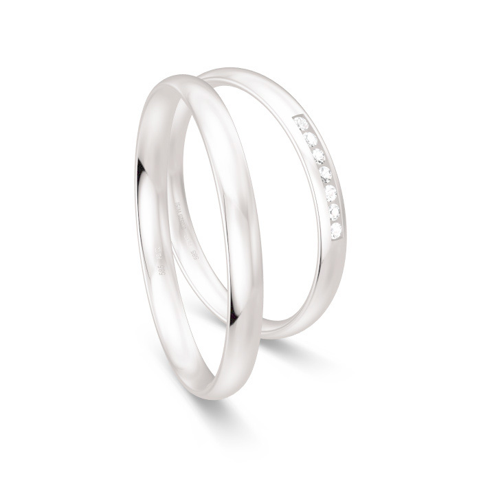 Aufnahme von Eheringen aus Weißgold mit 7 Diamanten und polierter Oberfläche