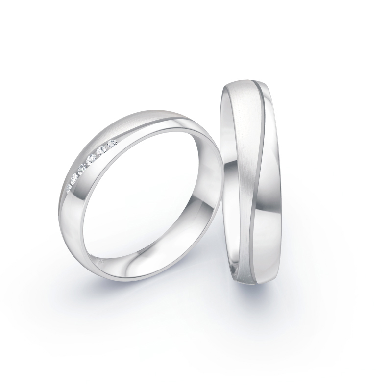 Aufnahme der Weissgold Eheringe mit 6 Diamanten in sandmatierter Rille