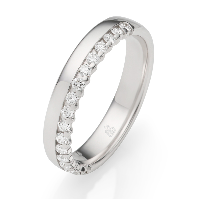 Platin Verlobungsring mit Diamanten am Rand und Polierung