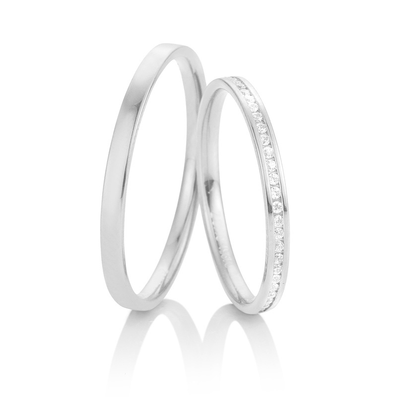 Aufnahme von schmalen Eheringen aus Weissgold mit Diamanten in Kanalfassung