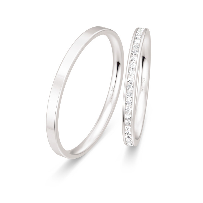 Aufnahme von schmalen Eheringen aus Weissgold mit Diamanten in Kanalfassung