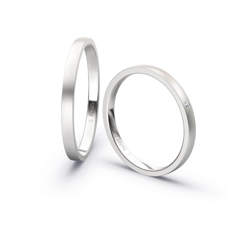 Aufnahme von schmalen Eheringen aus Weissgold in 2 mm Breite mit Diamant und Sandmattierung