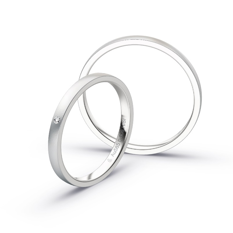 Aufnahme von schmalen Eheringen aus Weissgold in 2 mm Breite mit Diamant und Sandmattierung