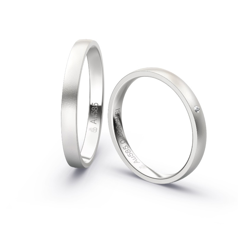 Aufnahme von schmalen Eheringen aus Weissgold in 2,5 mm Breite mit Diamant und Sandmattierung