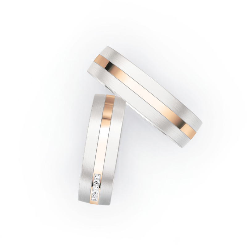 Aufnahme von Eheringen aus Weissgold und Roségold mit Diamanten und matter Oberfläche