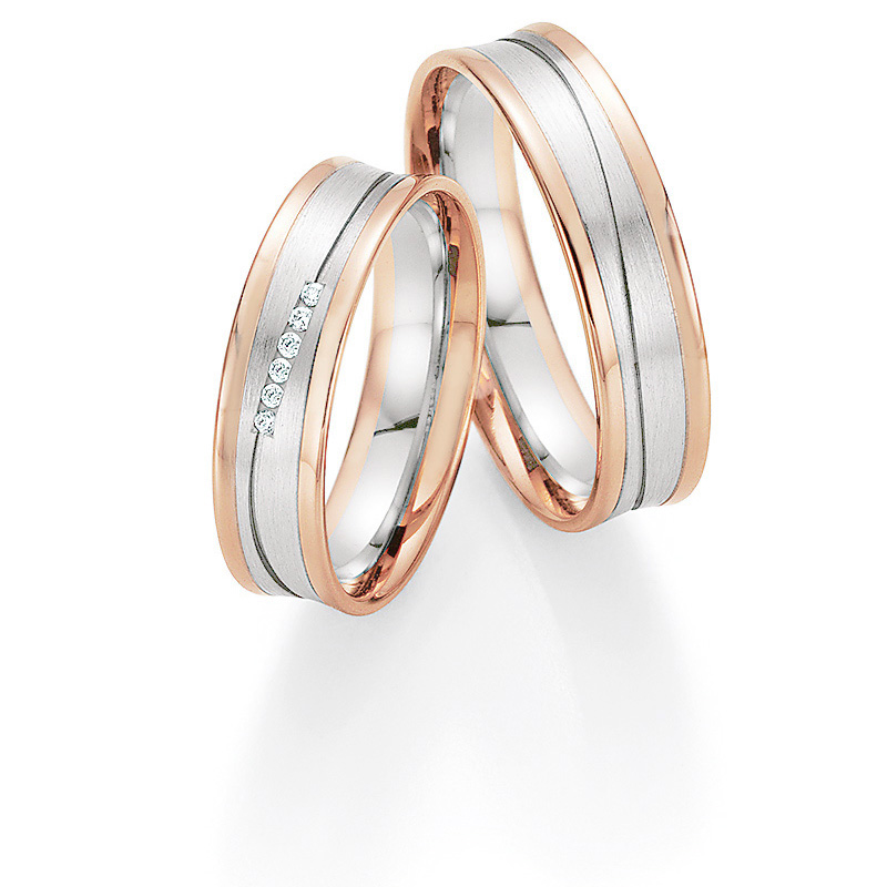 Aufnahme von Eheringen aus Weiß- & Roségold leicht konkaver Form mit Diamanten