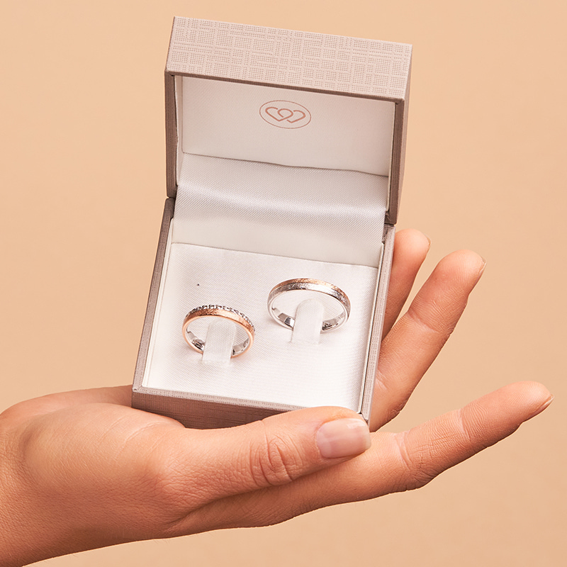 Eismattierte Roségold&Weissgold Eheringe mit 31 Diamanten