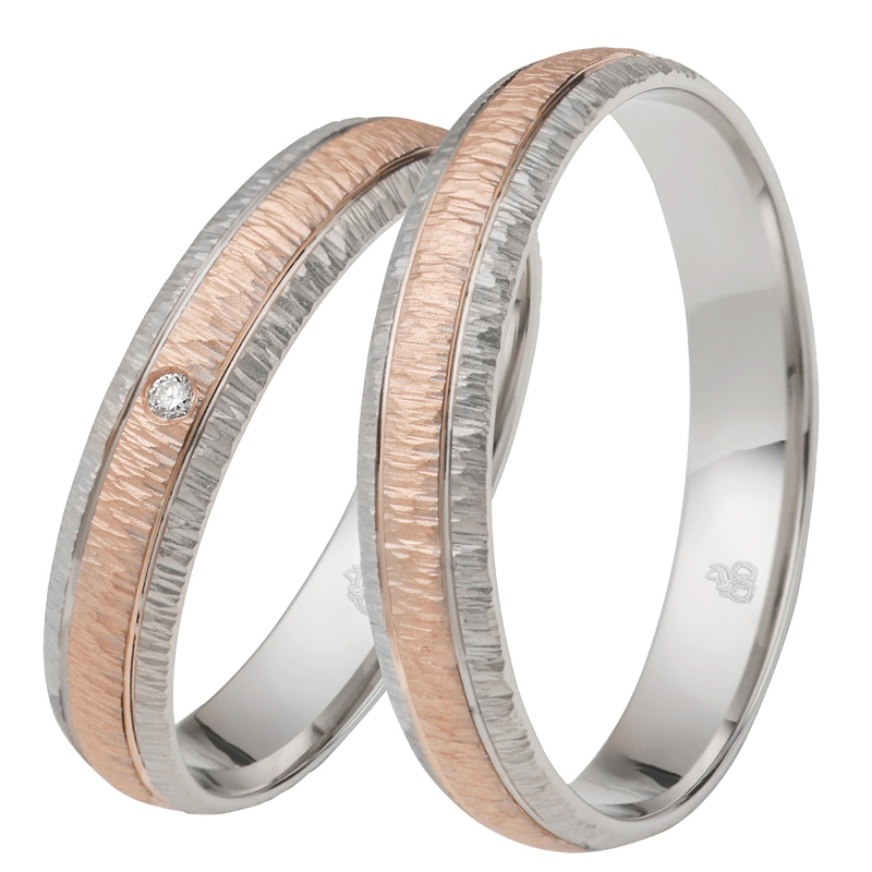 Aufnahme von außen gerundeten Rosé&Weissgold Eheringen mit Diamanten und Strukturierung