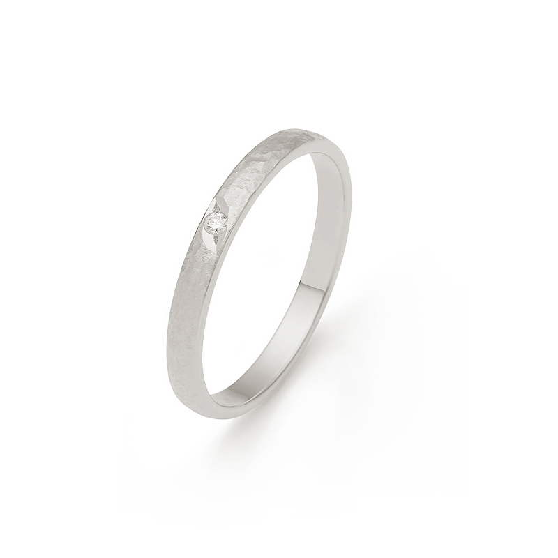 Aufnahme von Weissgold Ehering mit Hammerschlag und Diamanten
