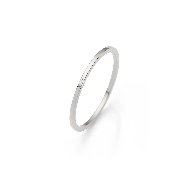 Aufnahme von sehr schmalen Platin Eheringen mit Diamanten und polierter Oberfläche 