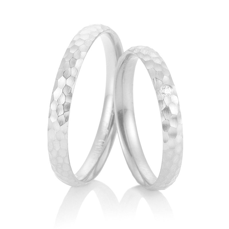 Aufnahme von Weißgold Eheringen mit Hammerschlagdesign und Diamanten