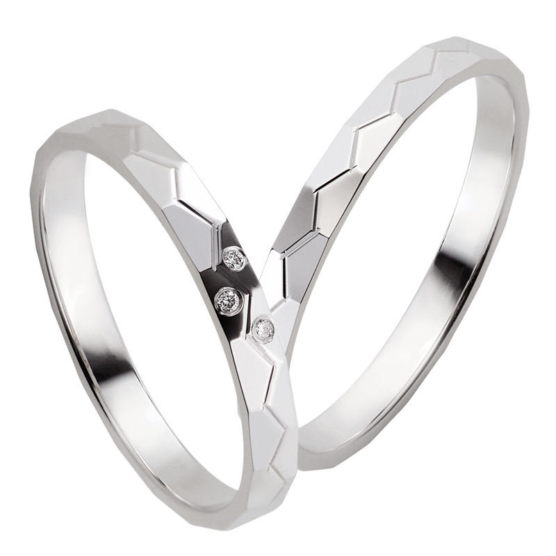 Markante Weissgold Eheringe mit geometirschem Muster und Diamanten 8926945