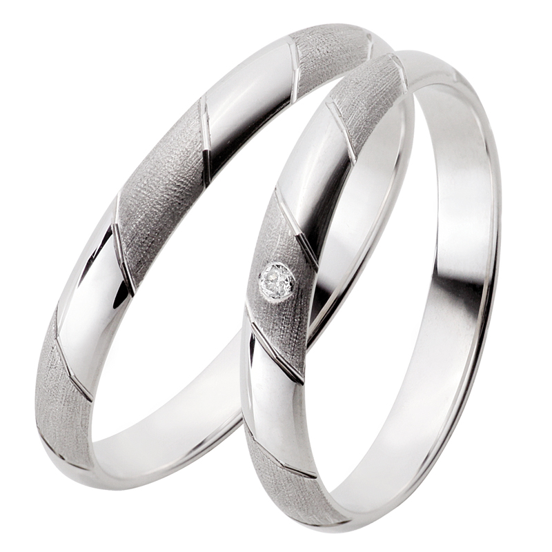 Aufnahme von schmalen Platin Eheringen mit Diamanten und polierter matter Flächen