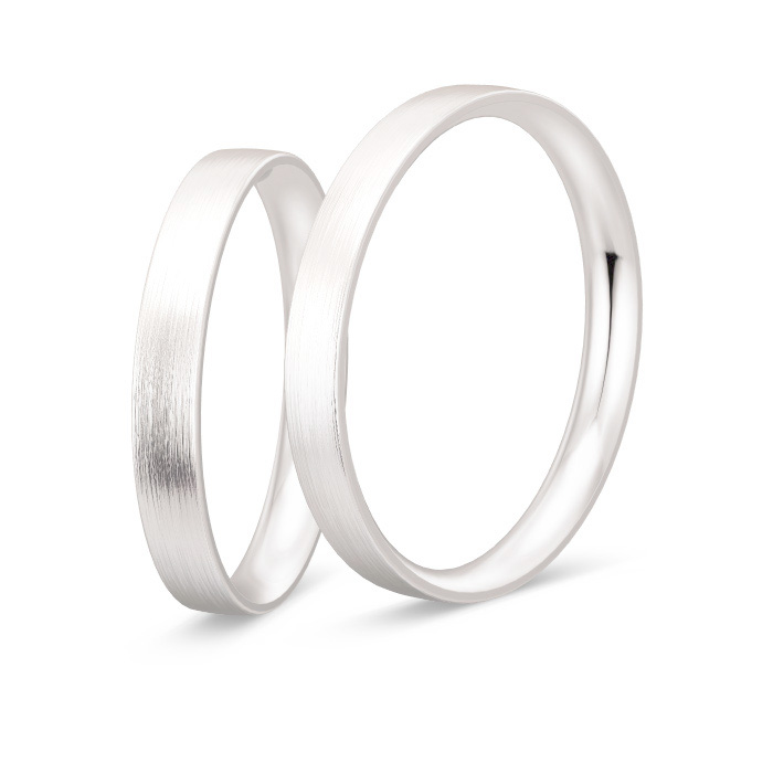 Aufnahme von Weißgold Eheringen mit Längmattierung und zwei Diamanten