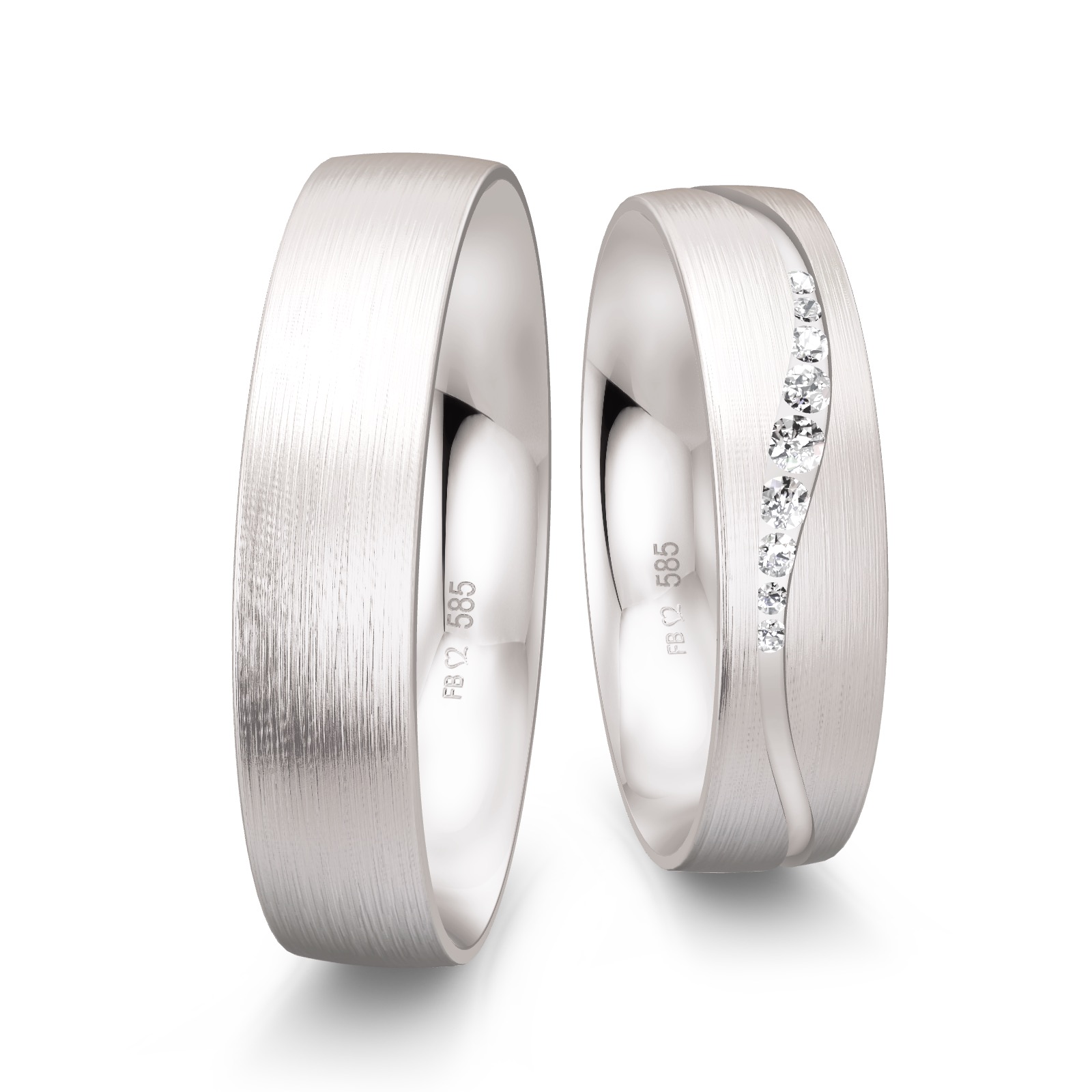 Eheringe aus längsmattiertem Weißgold mit Diamanten in gewellter Rille