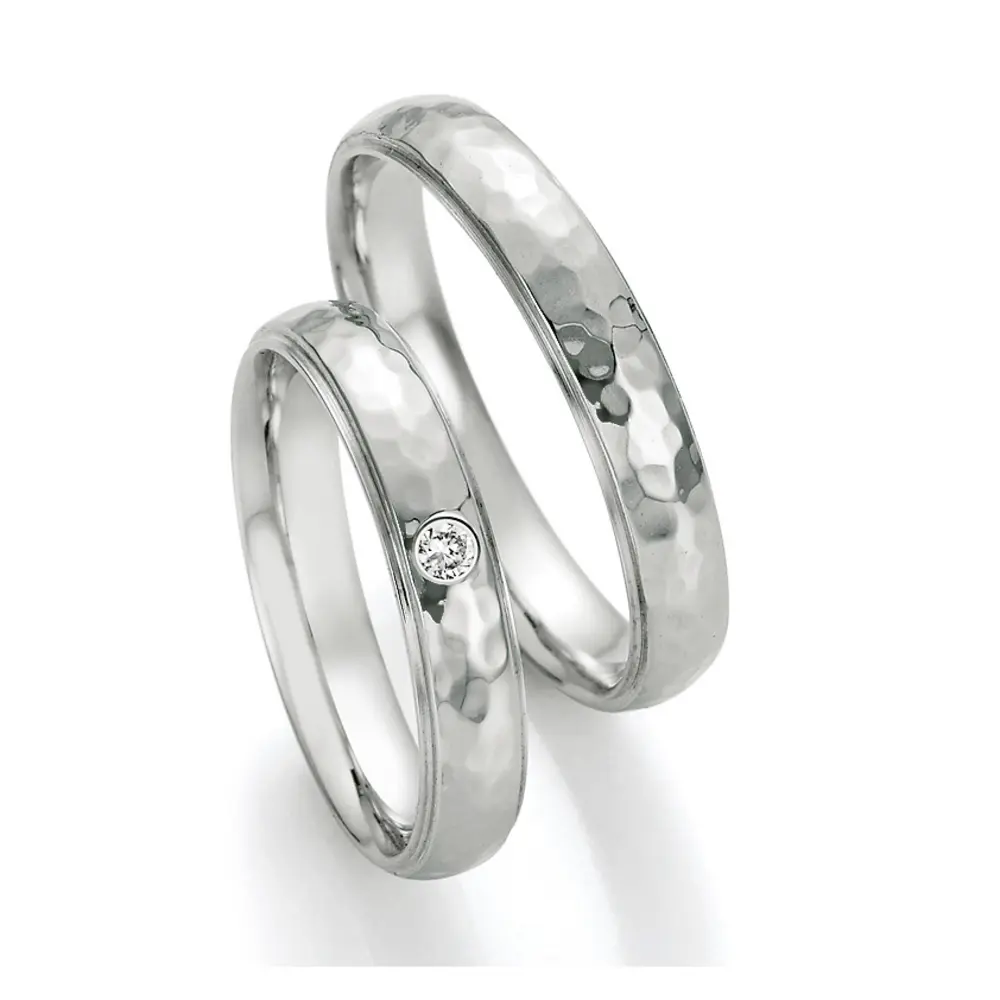 Gehämmerte Stahl Eheringe mit Diamanten