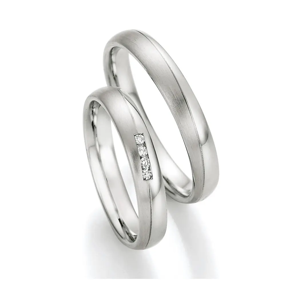Matte Stahl Eheringe mit 4 Diamanten in diagonal verlaufender Vertiefung