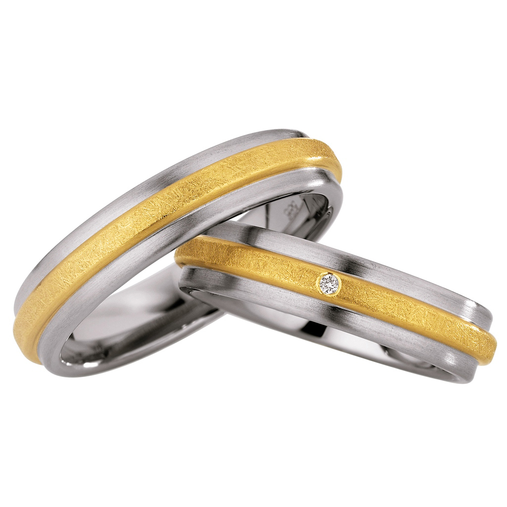 Aufnahme von Gelbgold / Edelstahl Trauringen mit eismattem Mittelstreifen und Diamanten