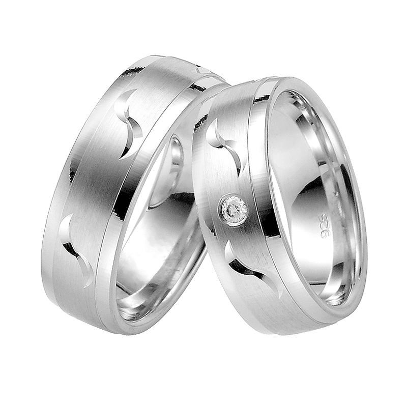 Aufnahme von Eheringen aus Silber mit welligen Mustern und Diamant