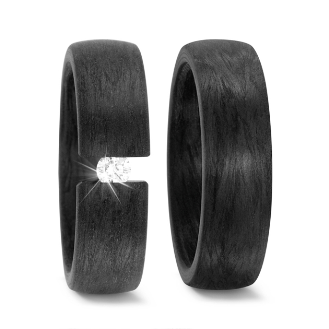 Aufnahme von Eheringen aus Carbon und weißem Brillanten