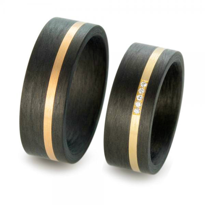 Aufnahme von Partnerringen aus gemasertem Carbon mit Gelbgold Seitenstreifen mit 5 Brillanten
