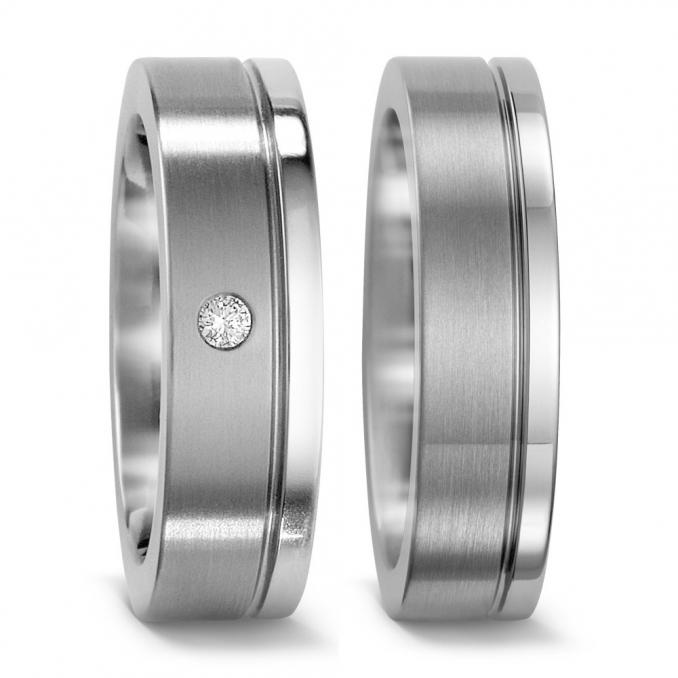 Aufnahme von Eheringe aus Titan, mattiert mit einem großen Diamanten