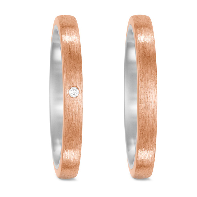 Aufnahme von schmalen Titan-Bronze Partnerringen mit Mattierung und Diamanten