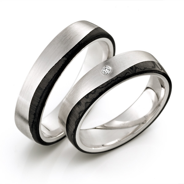weissgold_carbon_Trauringe_streifen_r-2409-1