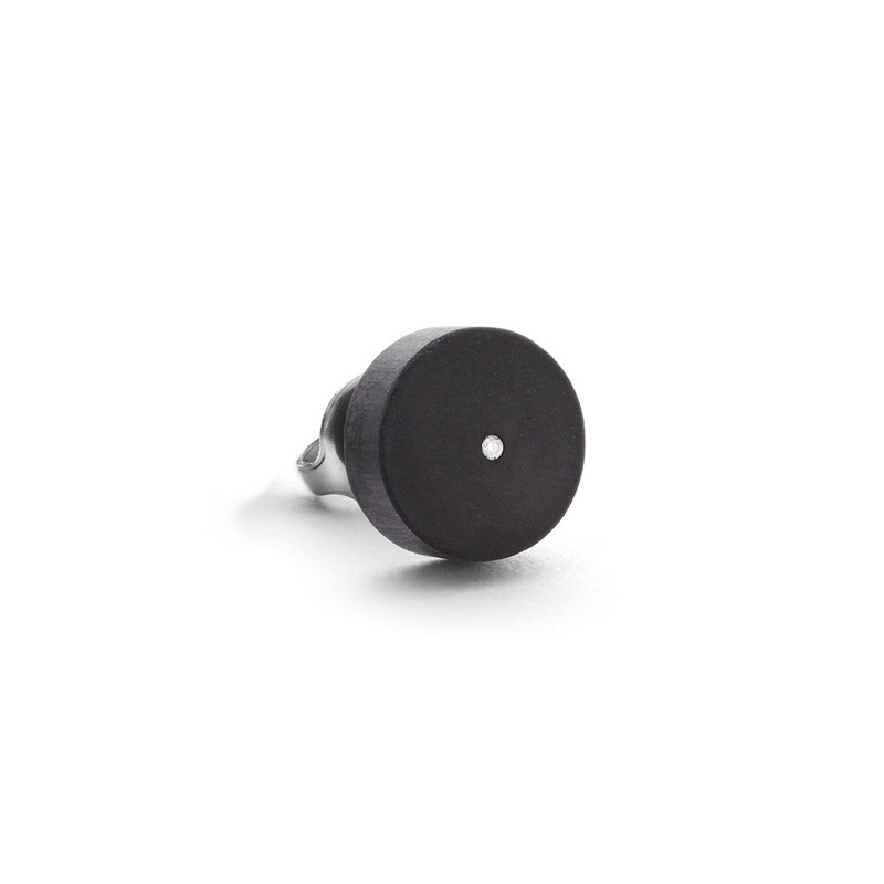 Aufnahme von schwarzen Ohrsteckern aus Carbon mit weißen Diamanten 