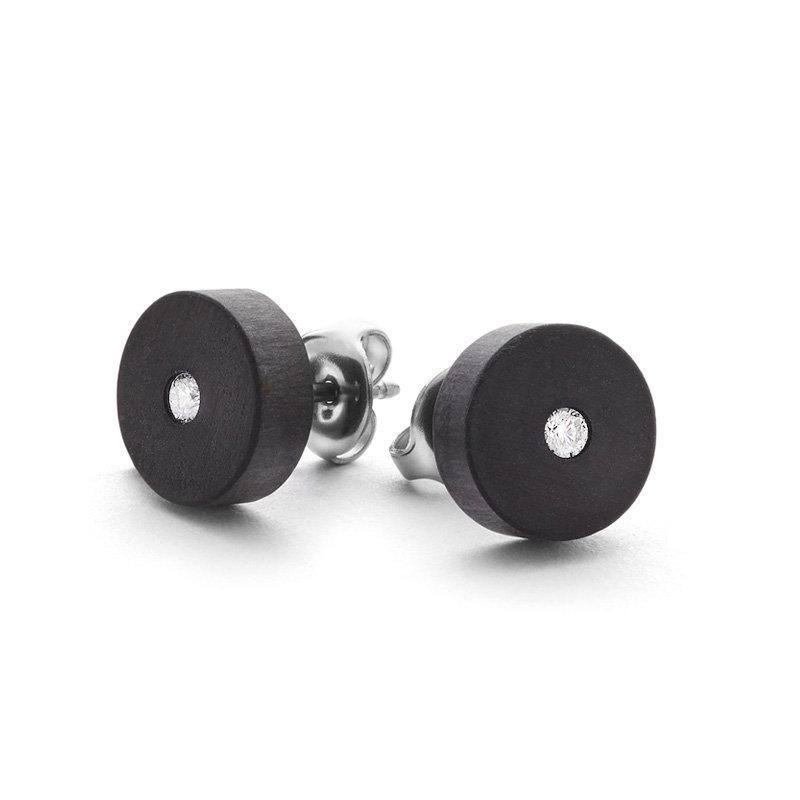 Aufnahme von schwarzen Ohrsteckern aus Carbon mit weißen Diamanten 