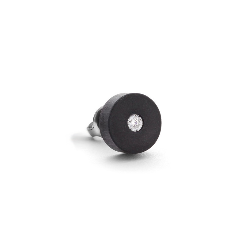 Aufnahme von schwarzem Ohrstecker aus Carbon mit weißen Diamanten 